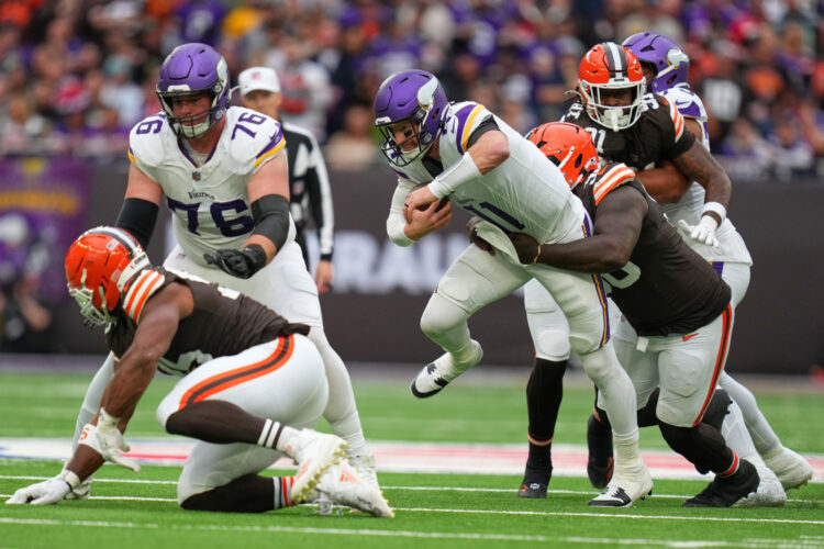 Late TD gives Vikings 21-17 win over the Browns in London